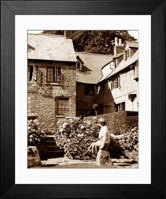 Framed Print : Stow on the Wold Red Lion garden, 1930s Framed Print : Stow on the Wold Red Lion garden, 1930s