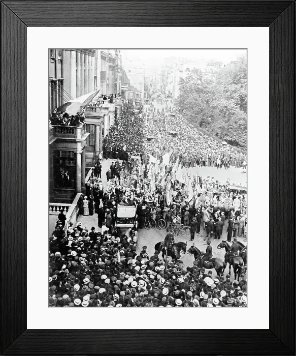 Framed Print : Outside the Italian Embassy, London during WW1 Framed Print : Outside the Italian Embassy, London during WW1