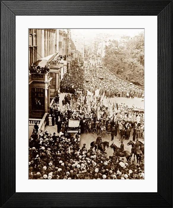 Framed Print : Crowds outside the Italian Embassy in London during WW1 Framed Print : Crowds outside the Italian Embassy in London during WW1