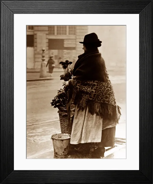 Framed Print : Flower seller, London, early 1900s Framed Print : Flower seller, London, early 1900s