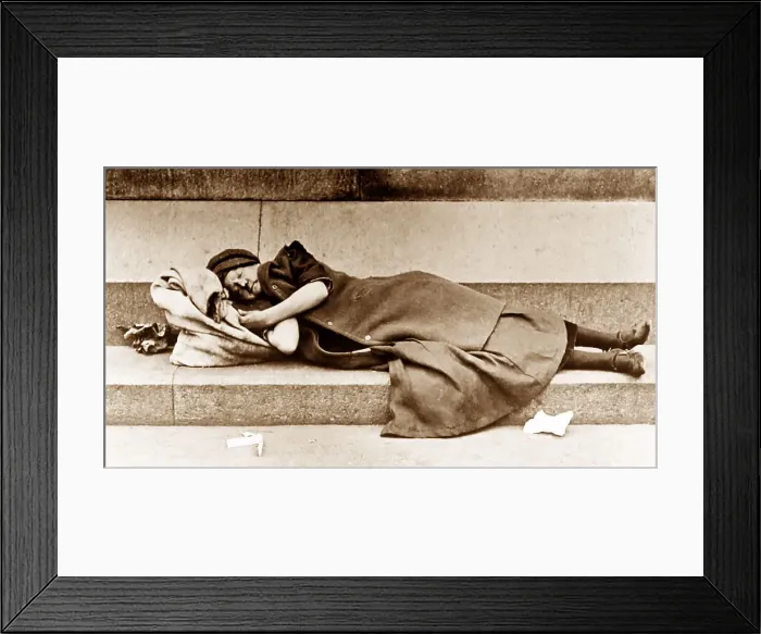 Framed Print : Rough sleeping, London, early 1900s Framed Print : Rough sleeping, London, early 1900s