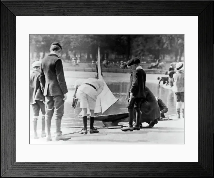 Framed Print : Sailing model boats on the Serpentine, London Framed Print : Sailing model boats on the Serpentine, London