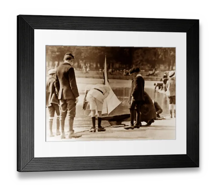 Framed Print : Sailing boats on the Serpentine, London, early 1900s Framed Print : Sailing boats on the Serpentine, London, early 1900s