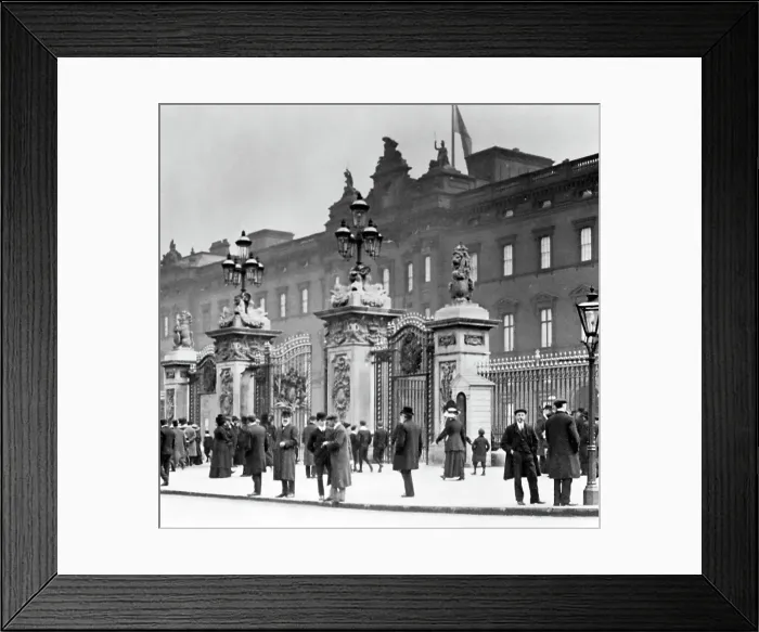 Framed Print : Buckingham Palace, London, early 1900s Framed Print : Buckingham Palace, London, early 1900s