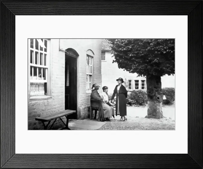 Framed Print : The Dolphin Inn, Betchworth, early 1900s Framed Print : The Dolphin Inn, Betchworth, early 1900s