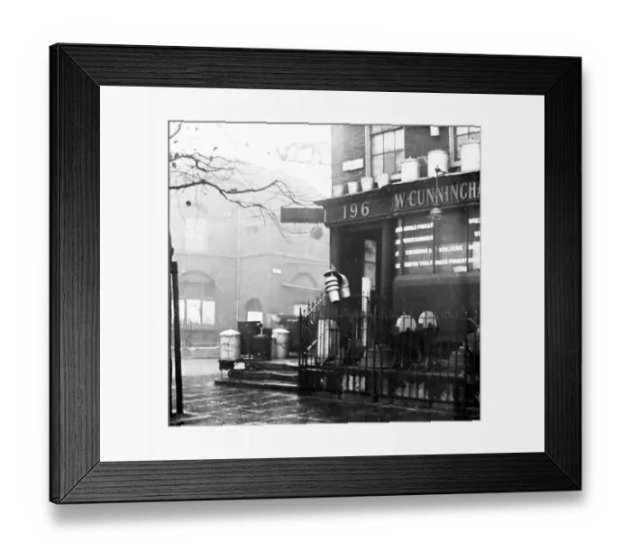 Framed Print : The Dog and Porringer Inn, Blackfriars Road, London Framed Print : The Dog and Porringer Inn, Blackfriars Road, London