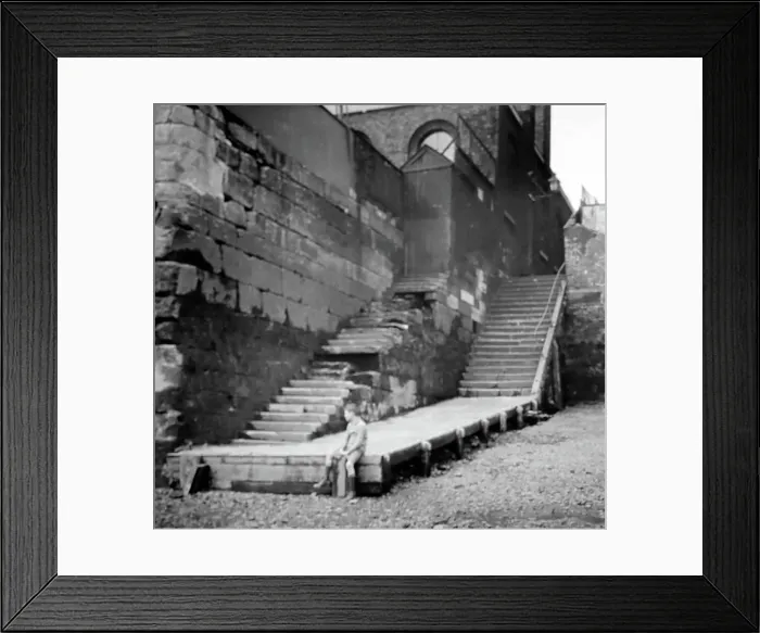 Framed Print : Old stairs, Wapping, London, early 1900s Framed Print : Old stairs, Wapping, London, early 1900s