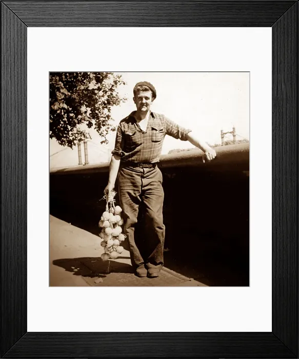 Framed Print : Onion seller on the Embankment, London Framed Print : Onion seller on the Embankment, London