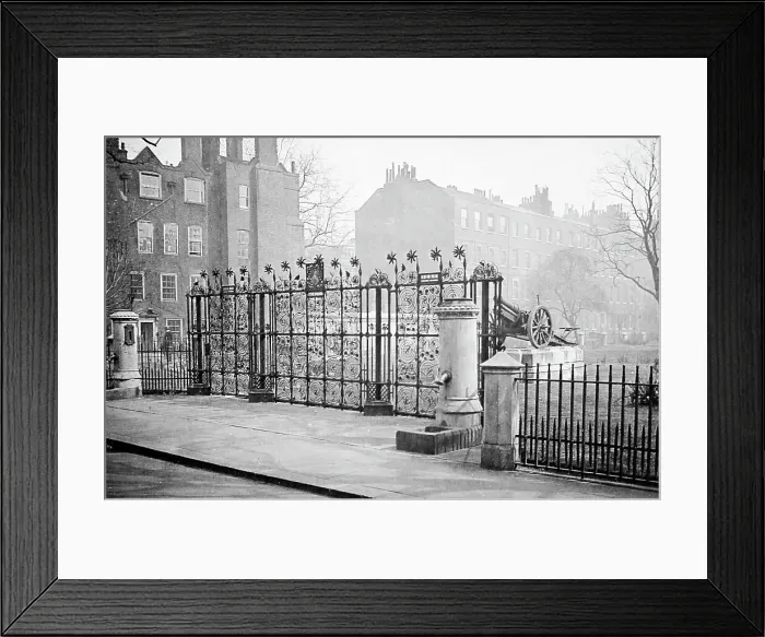 Framed Print : Lincoln's Inn, London, early 1900s Framed Print : Lincoln's Inn, London, early 1900s