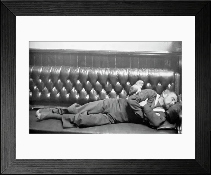 Framed Print : Sailor and parrot at the Royal Sailors Rest Portsmouth