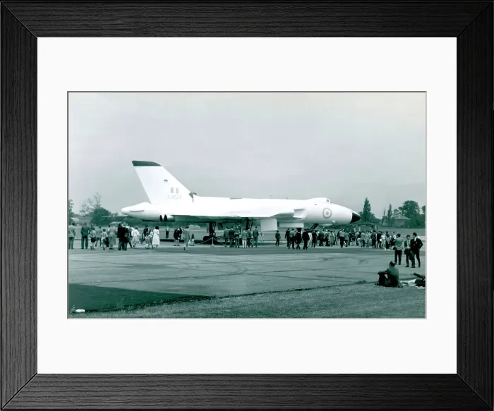 Framed Print : Avro Vulcan B.2 XJ824 Framed Print : Avro Vulcan B.2 XJ824