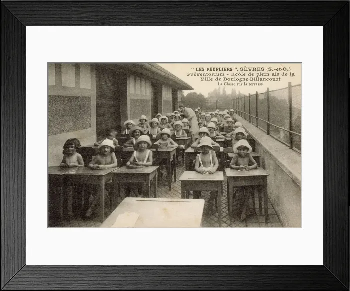 Framed Print : French children sitting at their desks at an open-air school, Les Peupliers, at Boulogne-Billancourt, a south-western suburb of Paris. Date: circa 1920