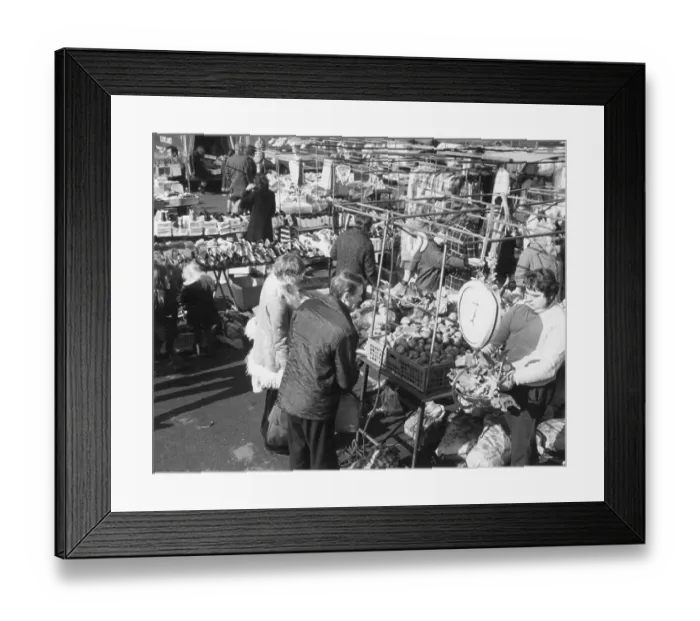 Framed Print : A market trader weighing vegetables on a large set of weighing scales at Lichfield Market, Staffordshire. England. Date: circa 1970 Framed Print : A market trader weighing vegetables on a large set of weighing scales at Lichfield Market, Staffordshire. England. Date: circa 1970