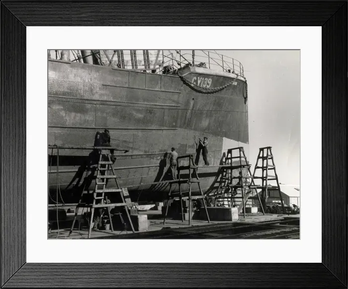 Framed Print : Grimsby, Lincolnshire, England, the port which is famous for its high standard of workmanship in ship repairs, dealing mainly with trawlers. A ship is shown being scaled. Date: 1950s Framed Print : Grimsby, Lincolnshire, England, the port which is famous for its high standard of workmanship in ship repairs, dealing mainly with trawlers. A ship is shown being scaled. Date: 1950s