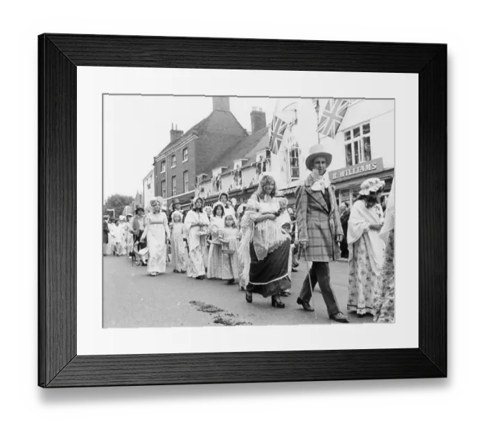 Framed Print : Men, women and children wearing costume of the 1815 Napoleonic period at the Lichfield Pageant, Staffordshire, England. Date: early 1800s (re-enactment) Framed Print : Men, women and children wearing costume of the 1815 Napoleonic period at the Lichfield Pageant, Staffordshire, England. Date: early 1800s (re-enactment)