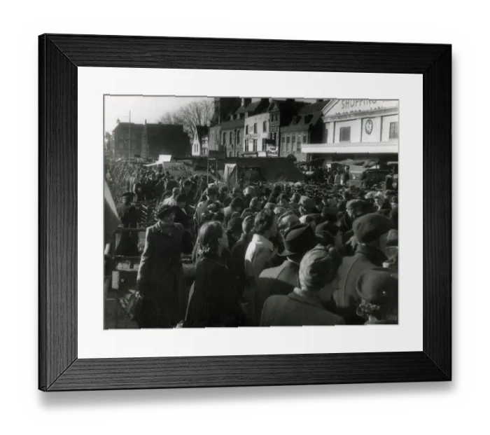 Framed Print : A crowd scene on a busy market day at Romford Market, Essex, England. Date: 1950s Framed Print : A crowd scene on a busy market day at Romford Market, Essex, England. Date: 1950s