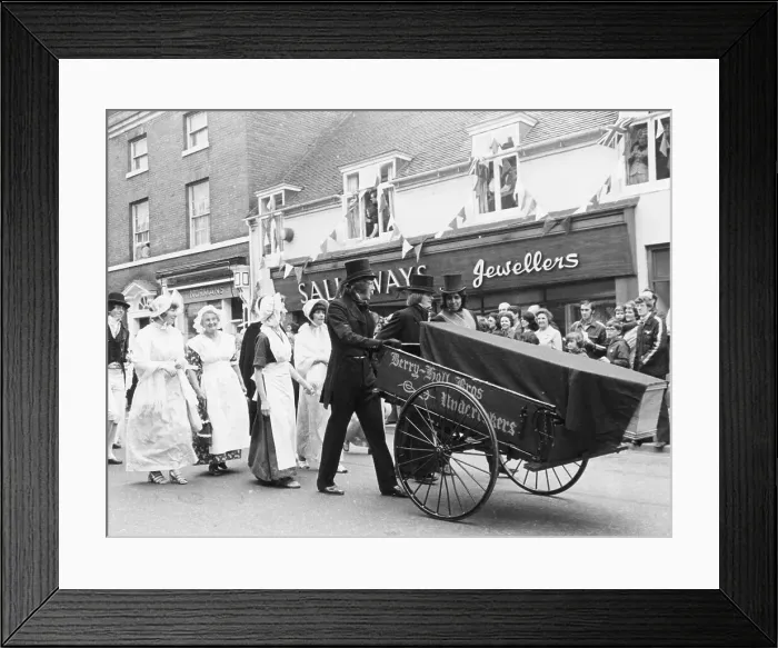 Framed Print : Men, women and children wearing costume of the 1815 Napoleonic period at the Lichfield Pageant, Staffordshire, England: Coffin Barrow and Townswomen. Date: early 1800s (re-enactment) Framed Print : Men, women and children wearing costume of the 1815 Napoleonic period at the Lichfield Pageant, Staffordshire, England: Coffin Barrow and Townswomen. Date: early 1800s (re-enactment)