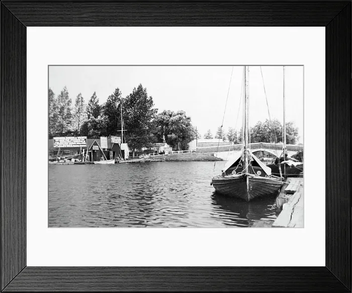 Framed Print : Wroxham, Norfolk Broads in the 1920s Framed Print : Wroxham, Norfolk Broads in the 1920s