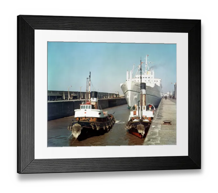 Framed Print : Liverpool - RMS Empress of England entering dock with tugs Framed Print : Liverpool - RMS Empress of England entering dock with tugs