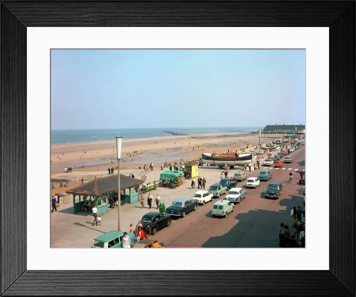 Framed Print : Redcar - Promenade Framed Print : Redcar - Promenade