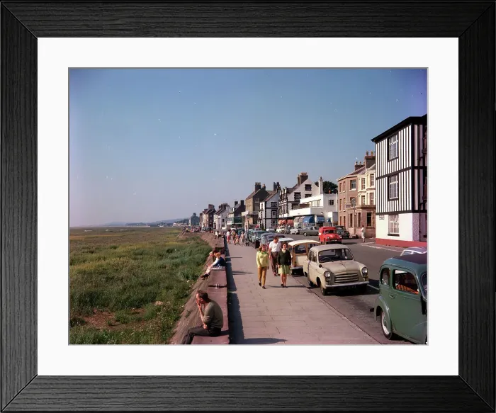 Framed Print : The Wirral - The promenade, Parkgate Framed Print : The Wirral - The promenade, Parkgate