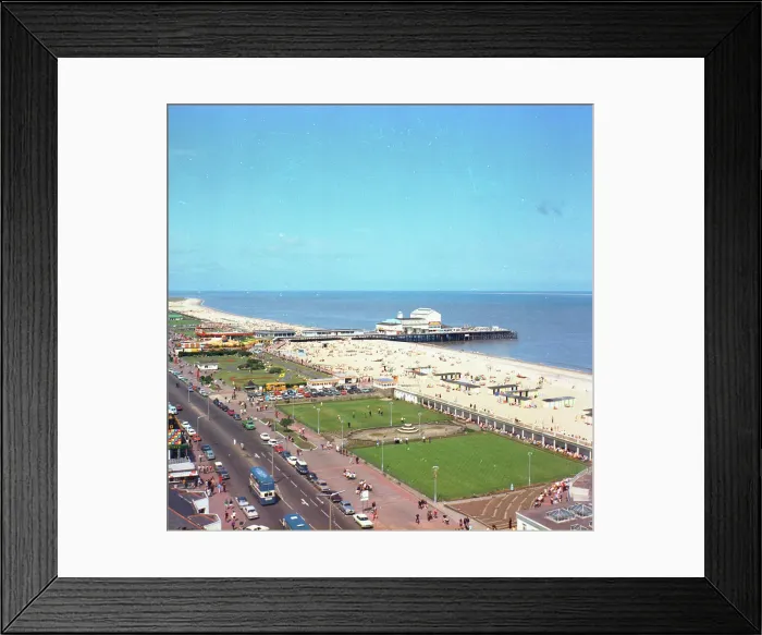 Framed Print : Great Yarmouth - Marine Parade and sands