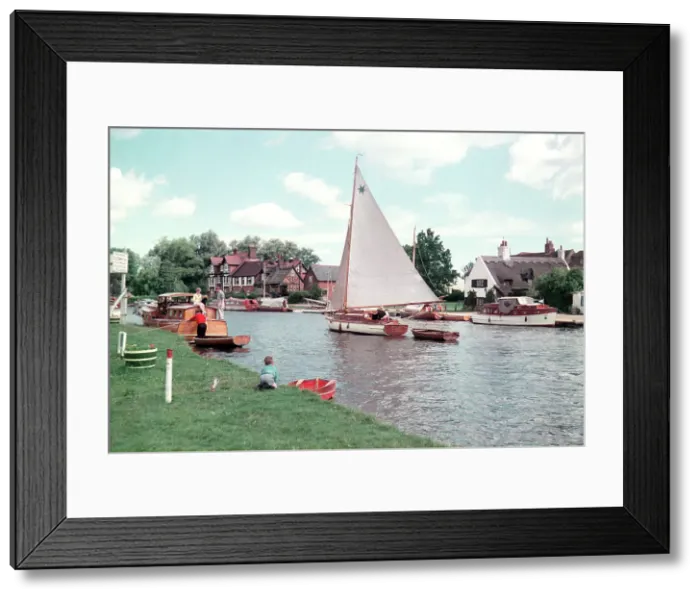 Framed Print : River Bure, Norfolk Broads - Horning Staithe Framed Print : River Bure, Norfolk Broads - Horning Staithe