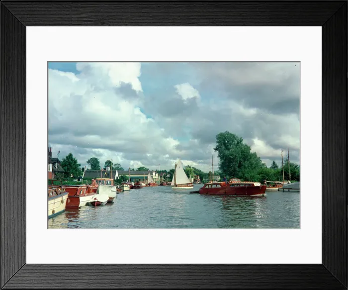 Framed Print : River Bure, Norfolk Broads - Horning Framed Print : River Bure, Norfolk Broads - Horning