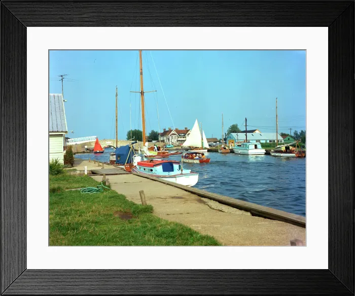 Framed Print : River Thurne, Norfolk Broads - Potter Heigham Framed Print : River Thurne, Norfolk Broads - Potter Heigham