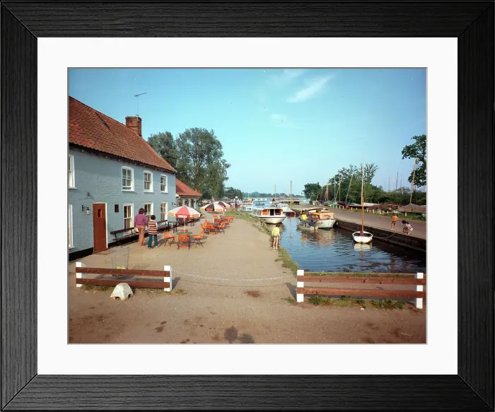 Framed Print : River Thurne, Norfolk Broads - Pleasure Boat Dyke, Hickling Framed Print : River Thurne, Norfolk Broads - Pleasure Boat Dyke, Hickling