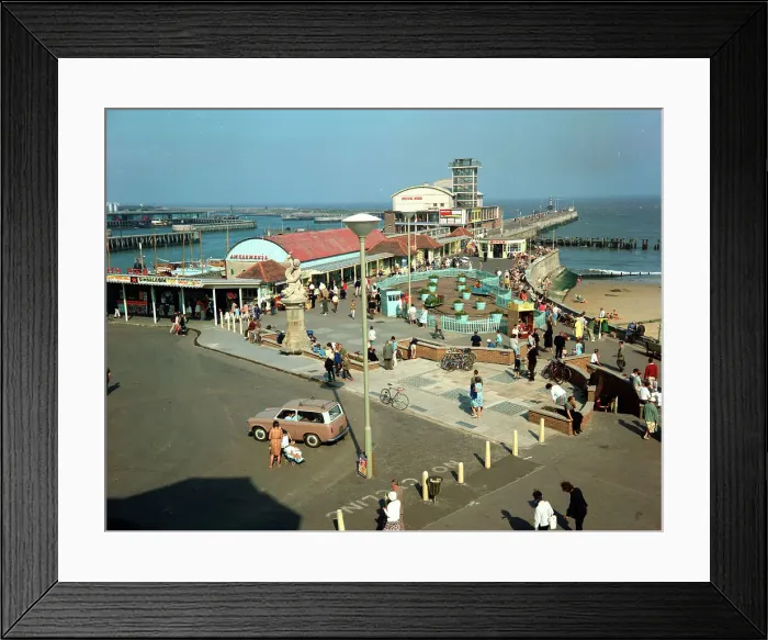 Framed Print : Lowestoft - The South Pier Framed Print : Lowestoft - The South Pier