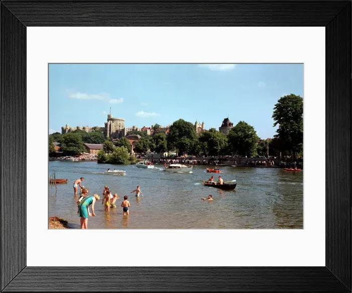Framed Print : Windsor Castle and the River Thames, Windsor Framed Print : Windsor Castle and the River Thames, Windsor