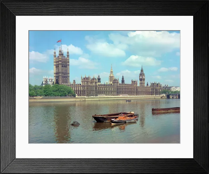 Framed Print : The Houses of Parliament from the River Thames, London Framed Print : The Houses of Parliament from the River Thames, London