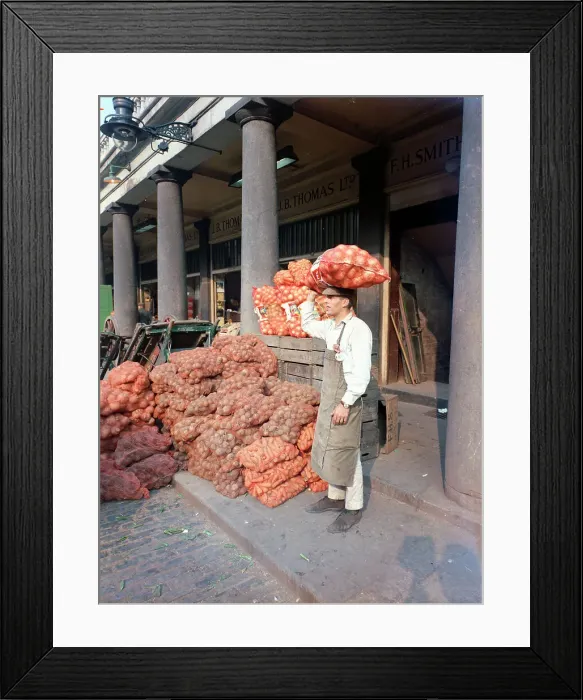 Framed Print : A Covent Garden trader, London Framed Print : A Covent Garden trader, London