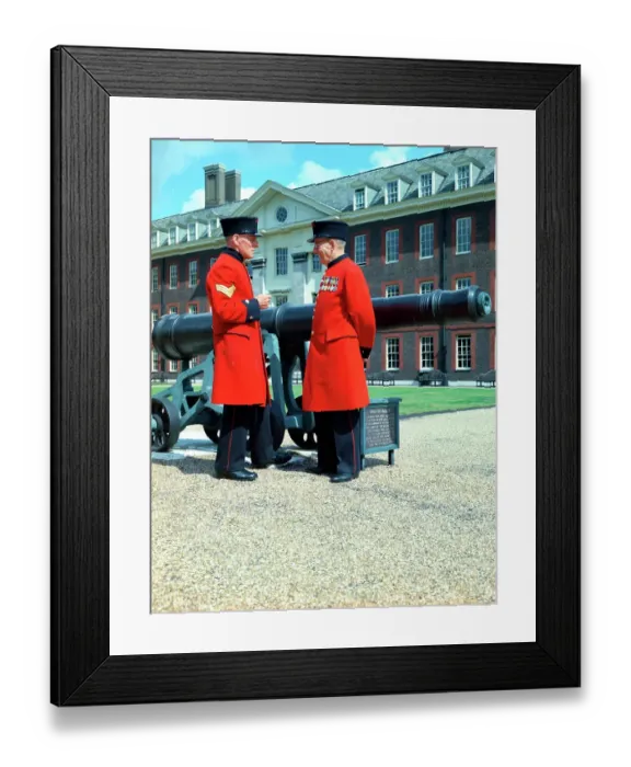 Framed Print : Chelsea Pensioners, Royal Hospital, London Framed Print : Chelsea Pensioners, Royal Hospital, London