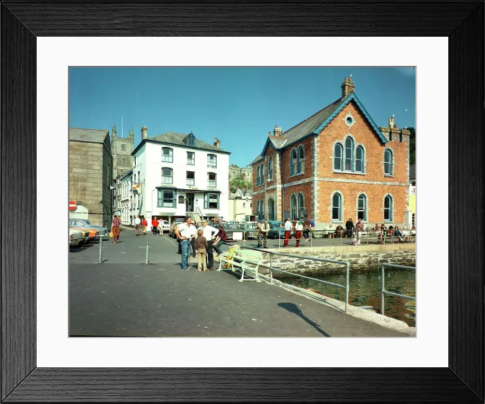 Framed Print : Town Quay and King of Prussia pub, Fowey Framed Print : Town Quay and King of Prussia pub, Fowey