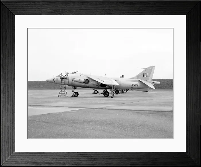 Framed Print : Hawker Siddeley P.1127 Kestrel FGA.1 XS689 Framed Print : Hawker Siddeley P.1127 Kestrel FGA.1 XS689