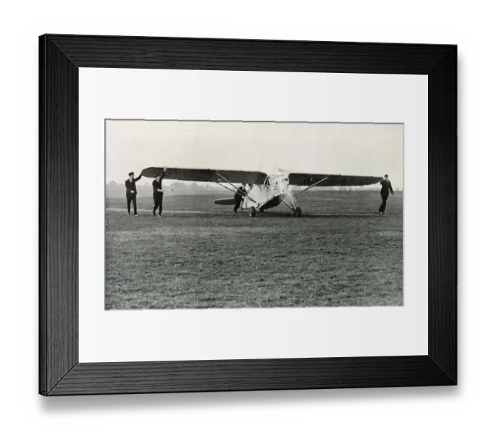 Framed Print : Amy Johnson landing in London on her return solo flight Framed Print : Amy Johnson landing in London on her return solo flight