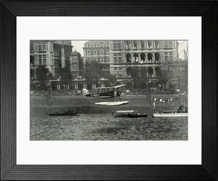 Framed Print : Sir Alan J. Cobham landing his D.H.50 at Westminster