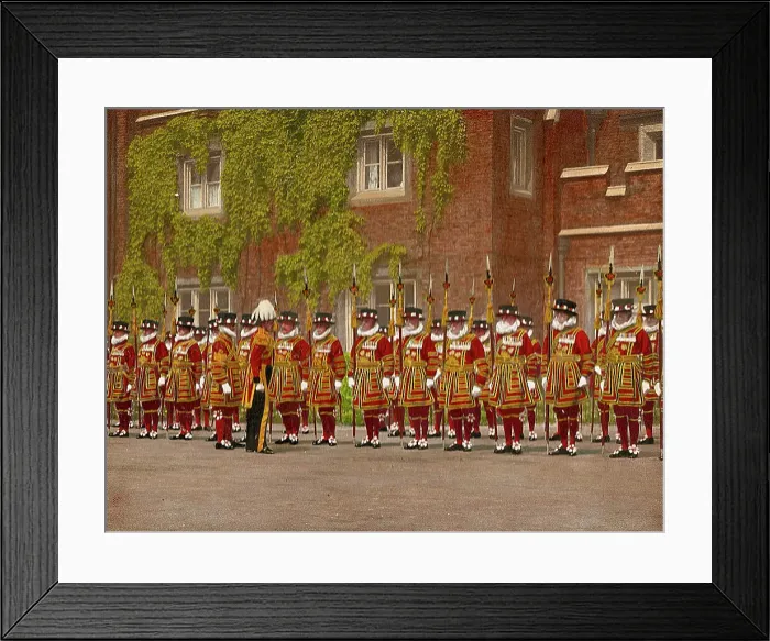 Framed Print : Yeoman Warders at St James's Palace, London Framed Print : Yeoman Warders at St James's Palace, London