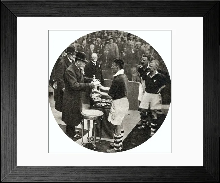 Framed Print : King George V presenting the A Cup to Cowan of Man City Framed Print : King George V presenting the A Cup to Cowan of Man City