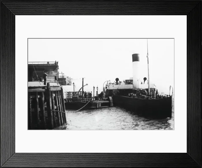 Framed Print : Paddle steamer at Victoria Pier, Hull Framed Print : Paddle steamer at Victoria Pier, Hull