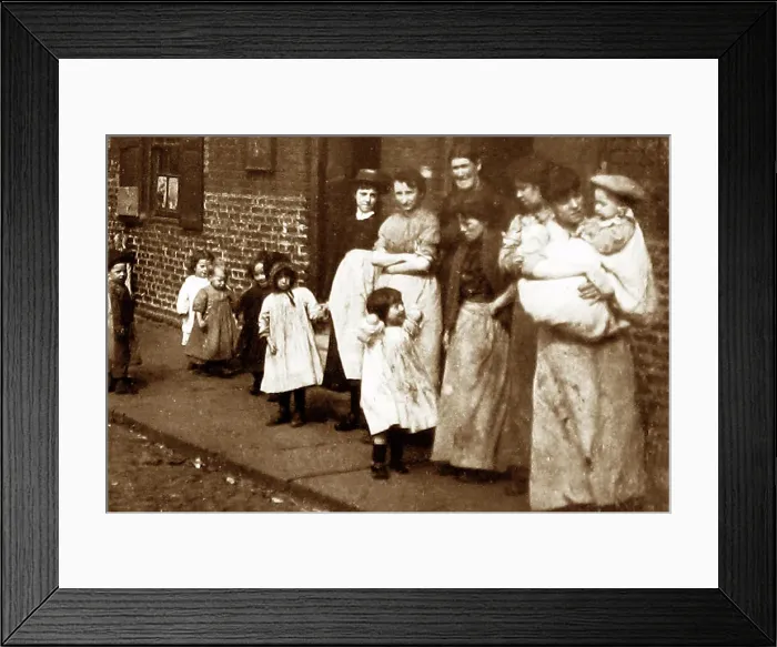 Framed Print : Slums in Byker, Newcastle-upon-Tyne Framed Print : Slums in Byker, Newcastle-upon-Tyne