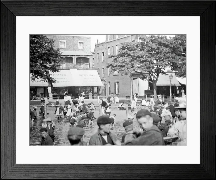 Framed Print : The Pavement, Clapham Common, London Framed Print : The Pavement, Clapham Common, London