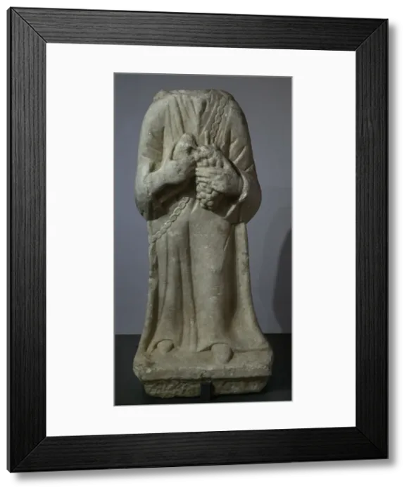 Framed Print : Female figure carrying offerings (a bird and grapes) Framed Print : Female figure carrying offerings (a bird and grapes)
