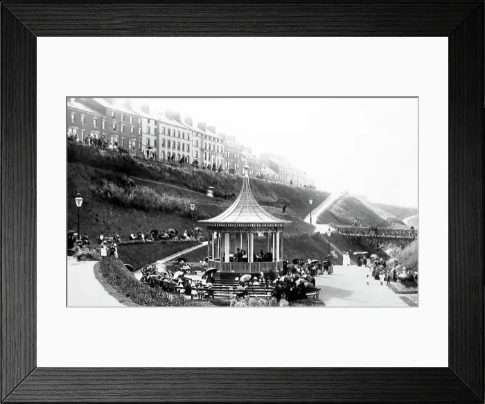 Framed Print : North Cliff Gardens, Scarborough Framed Print : North Cliff Gardens, Scarborough