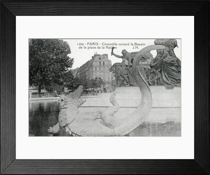 Framed Print : Crocodile statue in the fountain poo Framed Print : Crocodile statue in the fountain poo