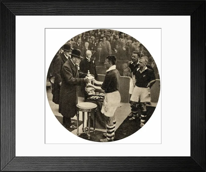 Framed Print : King George V presenting the F.A. Cup Trophy Framed Print : King George V presenting the F.A. Cup Trophy