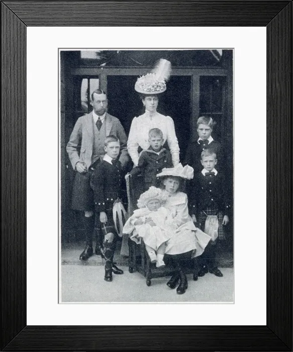 Framed Print : Duke and Duchess of York with their six children Framed Print : Duke and Duchess of York with their six children