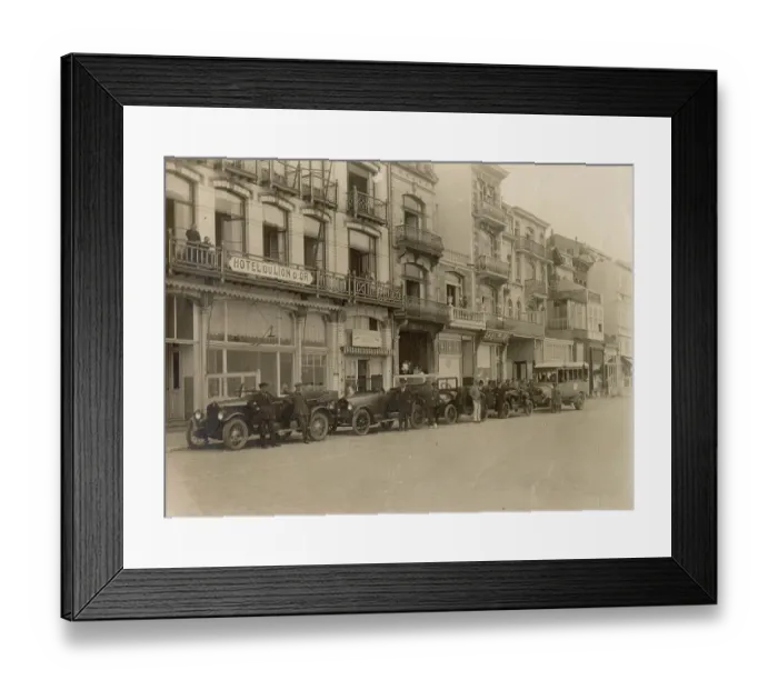 Framed Print : Hotel du Lion d'Or, La Digue, Heyst-sur-Mer (Heist-aan-Zee), West Flanders, Belgium, with cars parked in the roadway. Date: circa 1910s